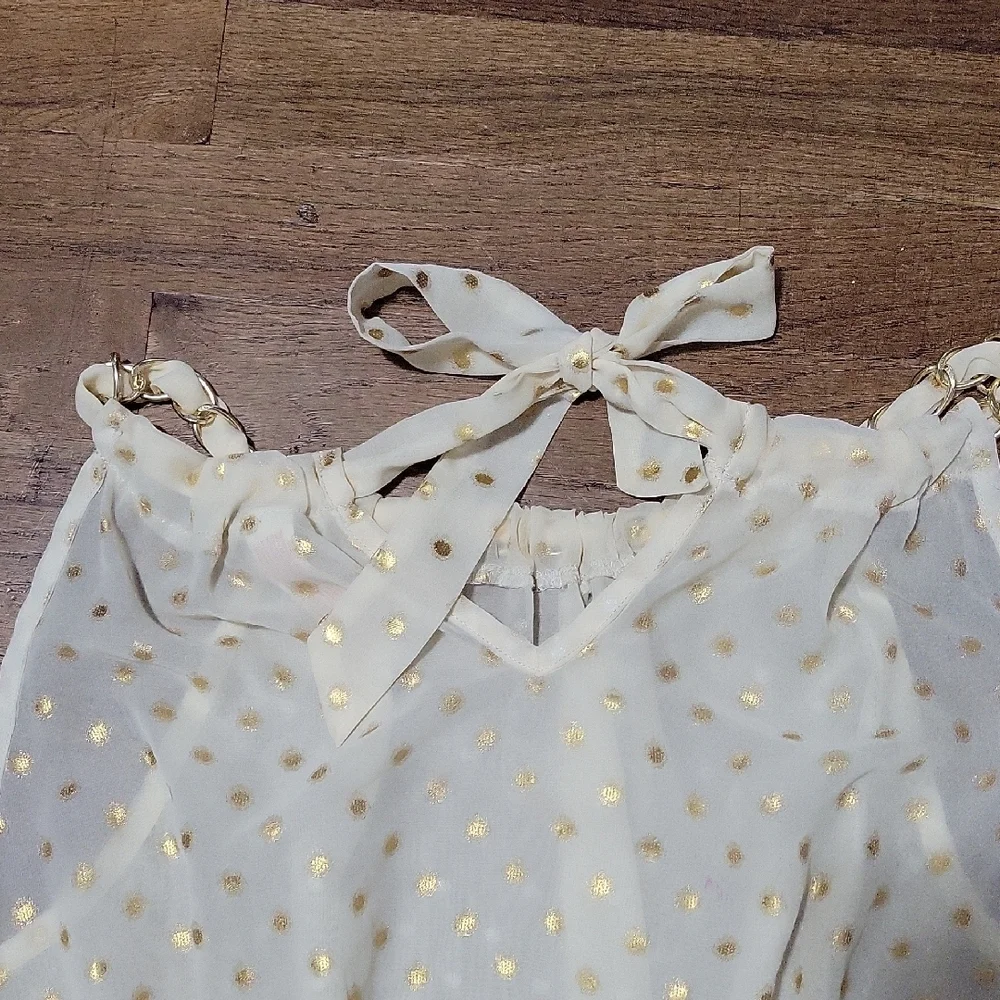 🔵3/$13 NWOT No Boundaries Cream Top with Gold Chain Detail - Picture 5 of 5